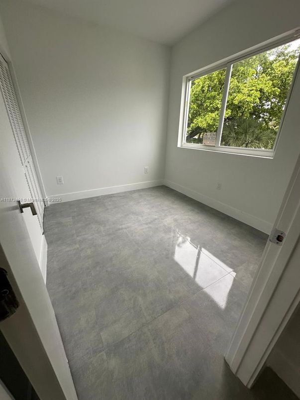 Empty room, Interior