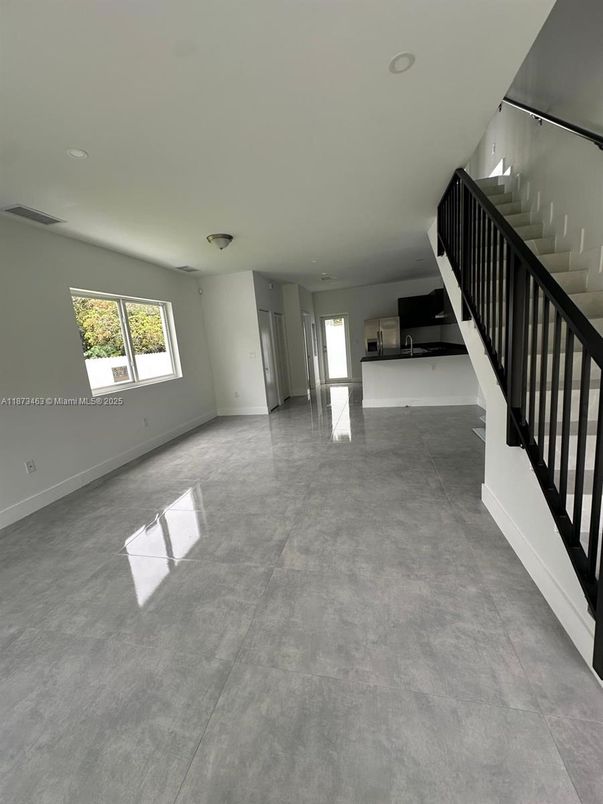 Empty room, Interior