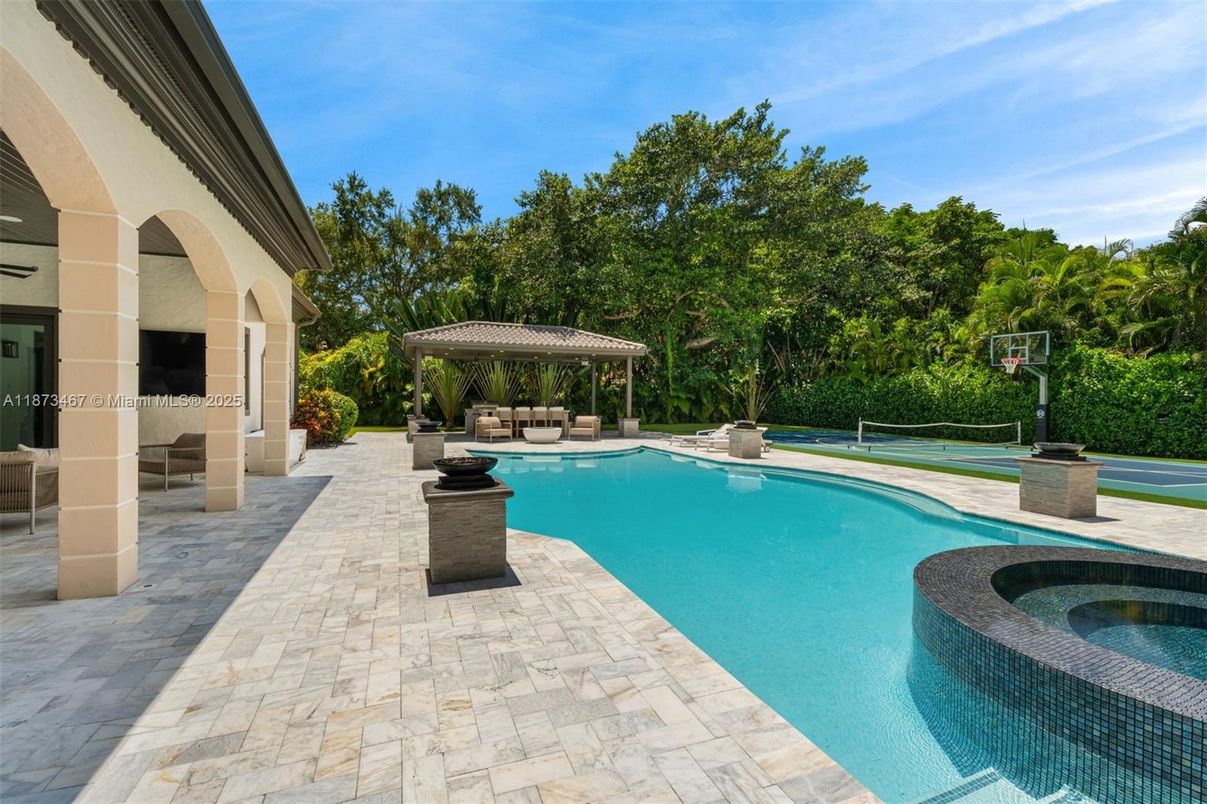 Exterior, Outdoor Kitchen, Pool