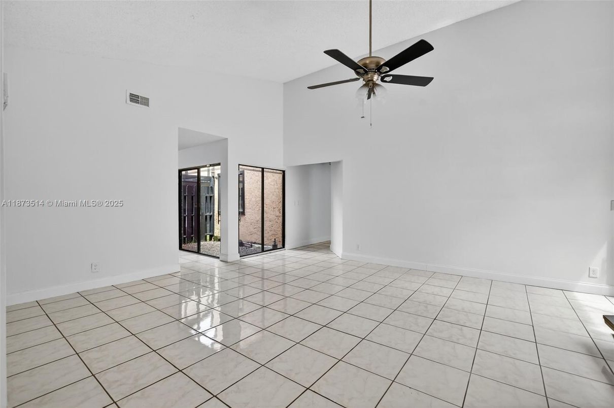 Empty room, Interior