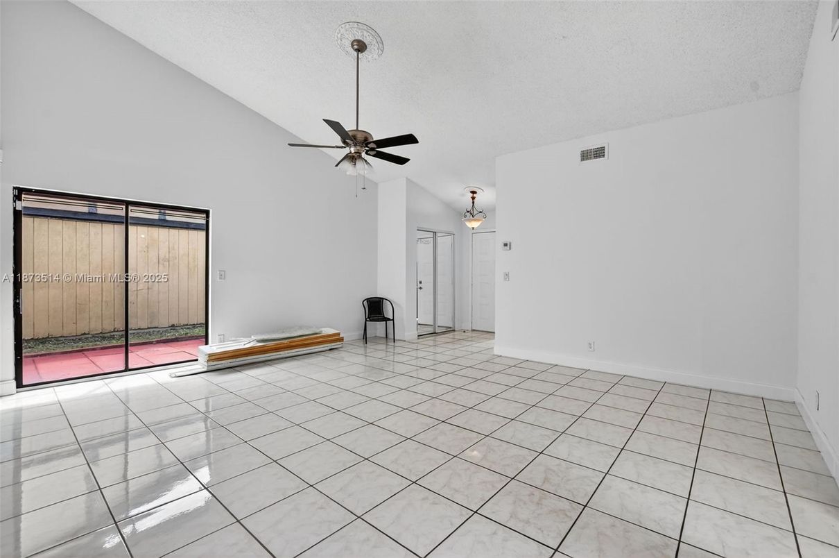 Empty room, Interior