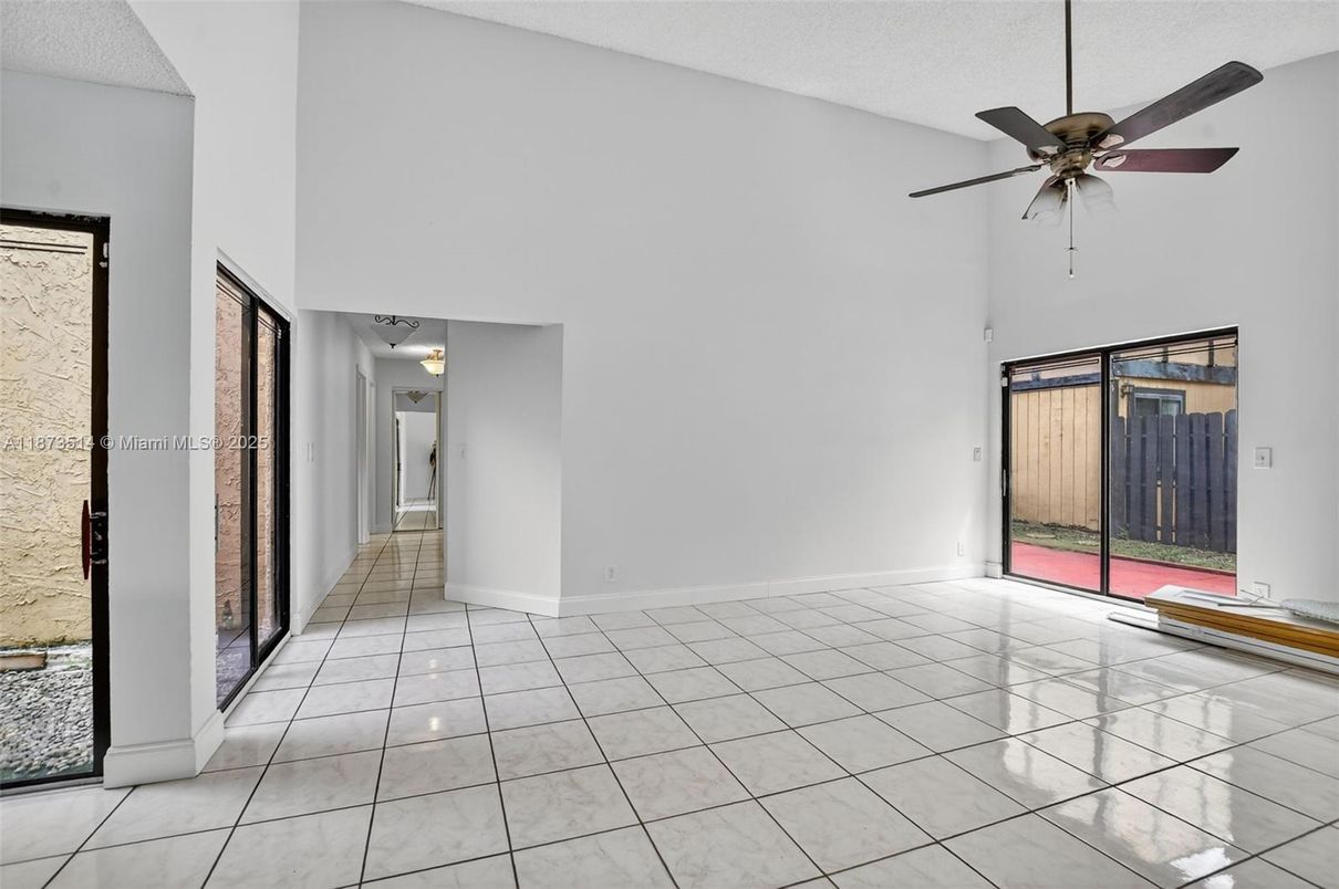 Empty room, Interior