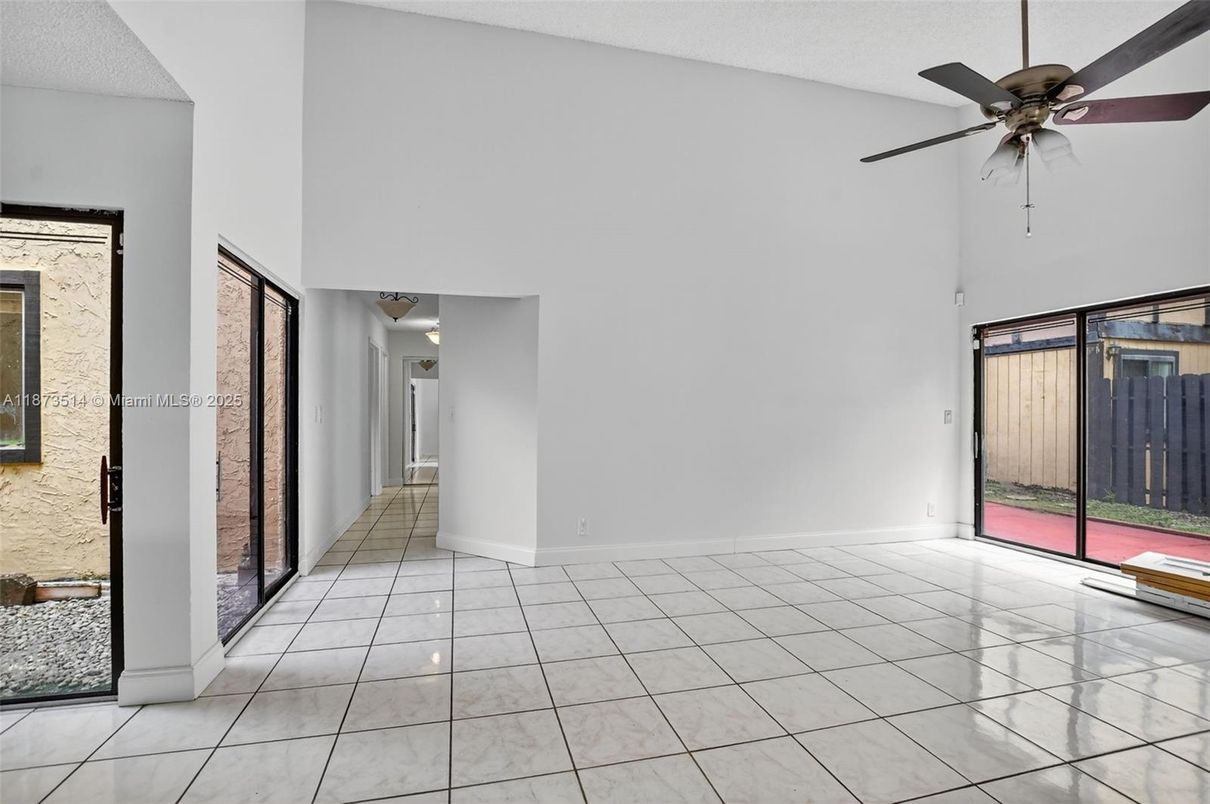Empty room, Interior