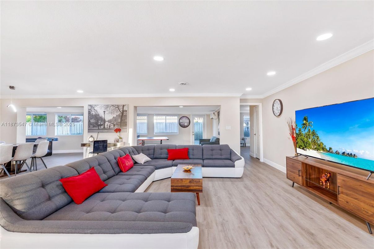 Dining room, Interior, Living room, Pendant Lights, Recessed Lighting, Wood Texture Flooring