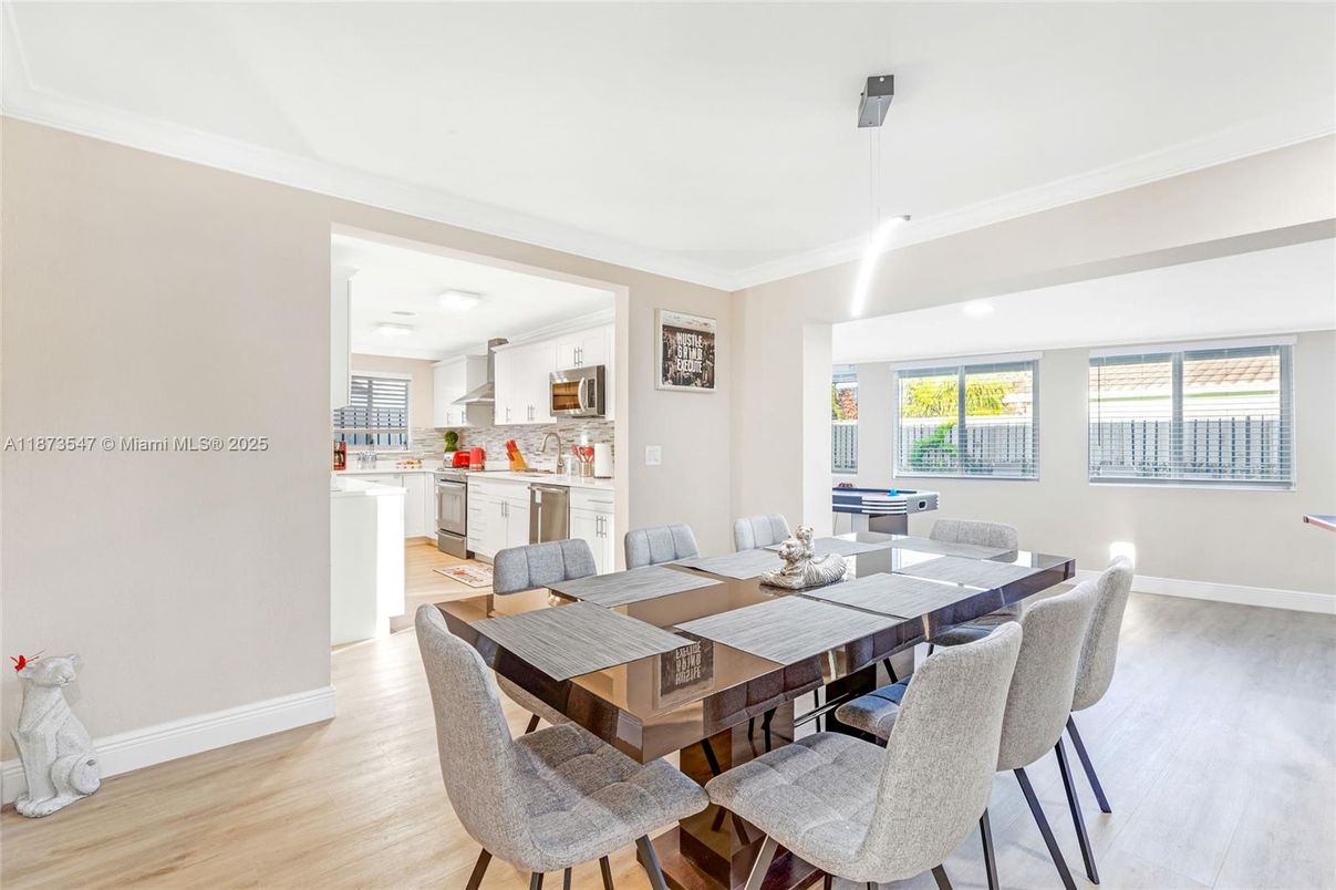 Dining room, Interior, Kitchen, Pendant Lights, Recessed Lighting, Wood Texture Flooring