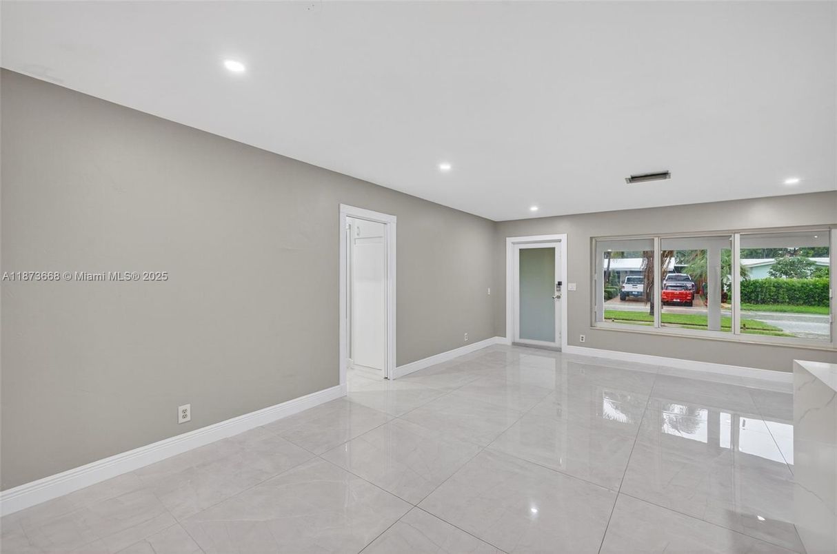 Empty room, Interior, Recessed Lighting