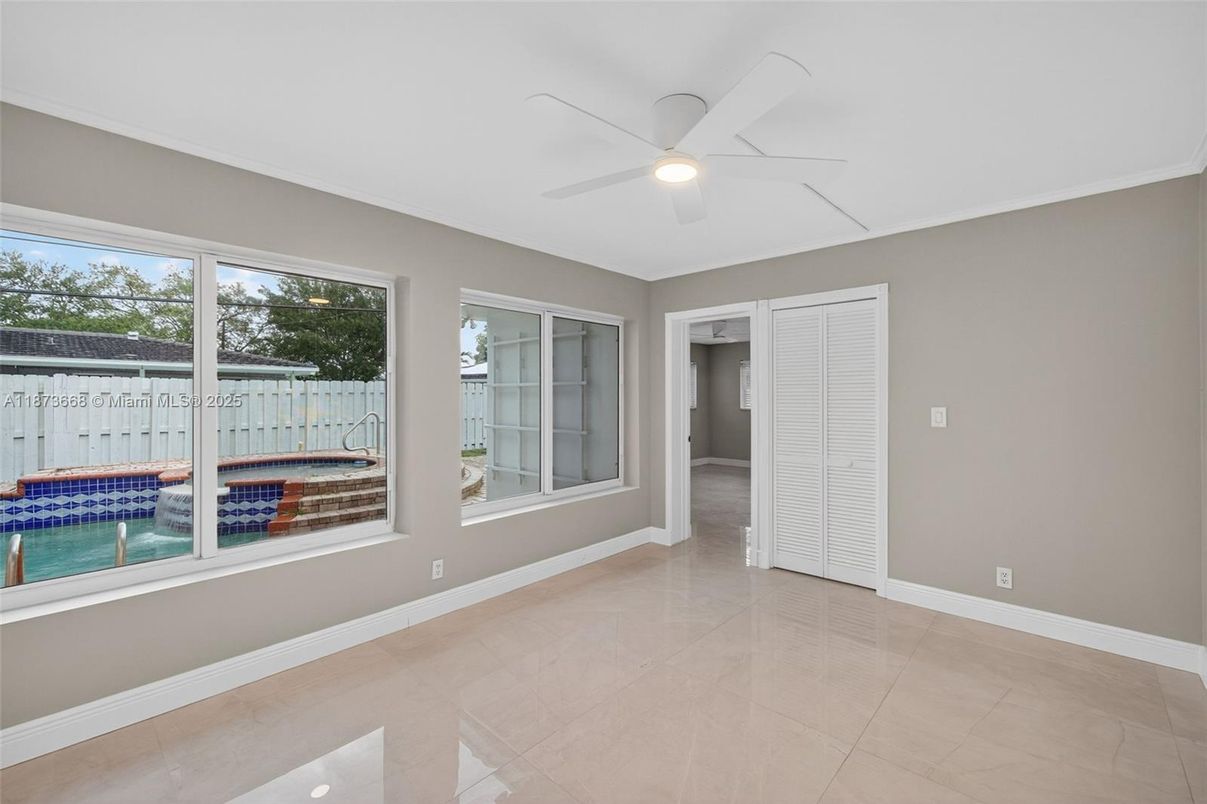 Empty room, Interior