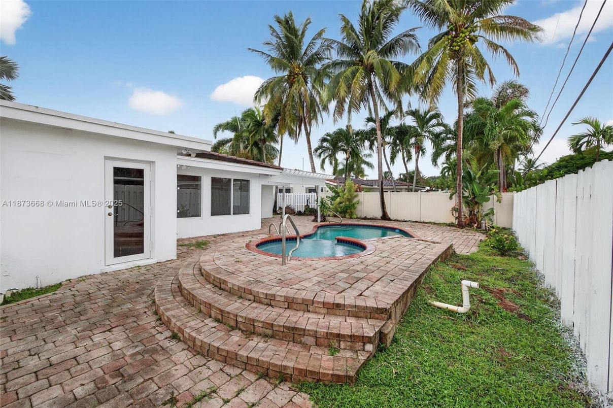 Exterior, Pool