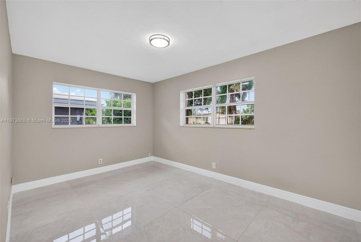 Empty room, Interior