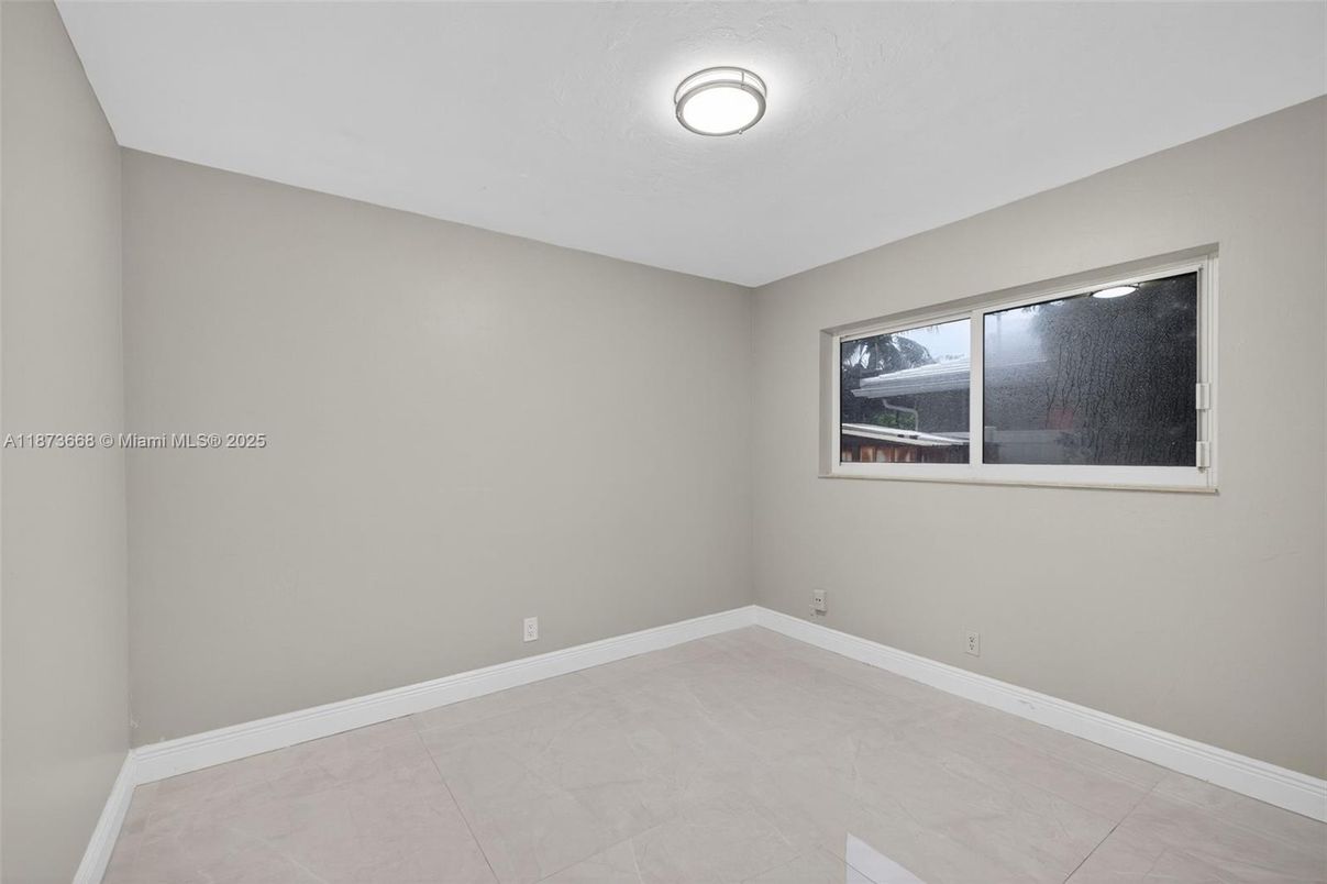 Empty room, Interior