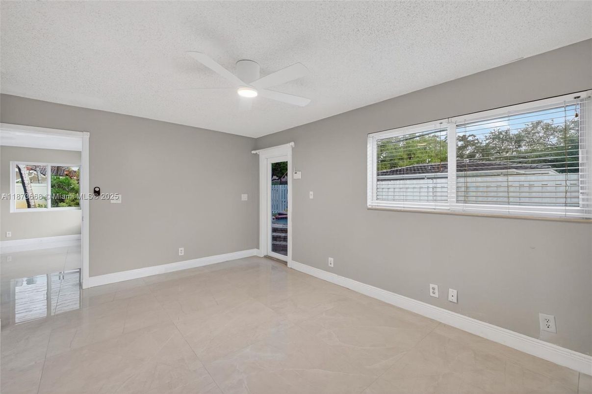 Empty room, Interior
