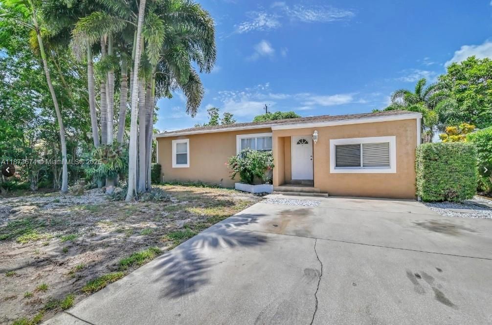 Backyard, Exterior, Facade, Ranch