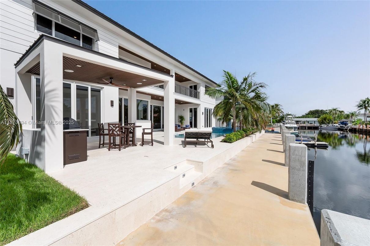 Exterior, Outdoor Kitchen, Water