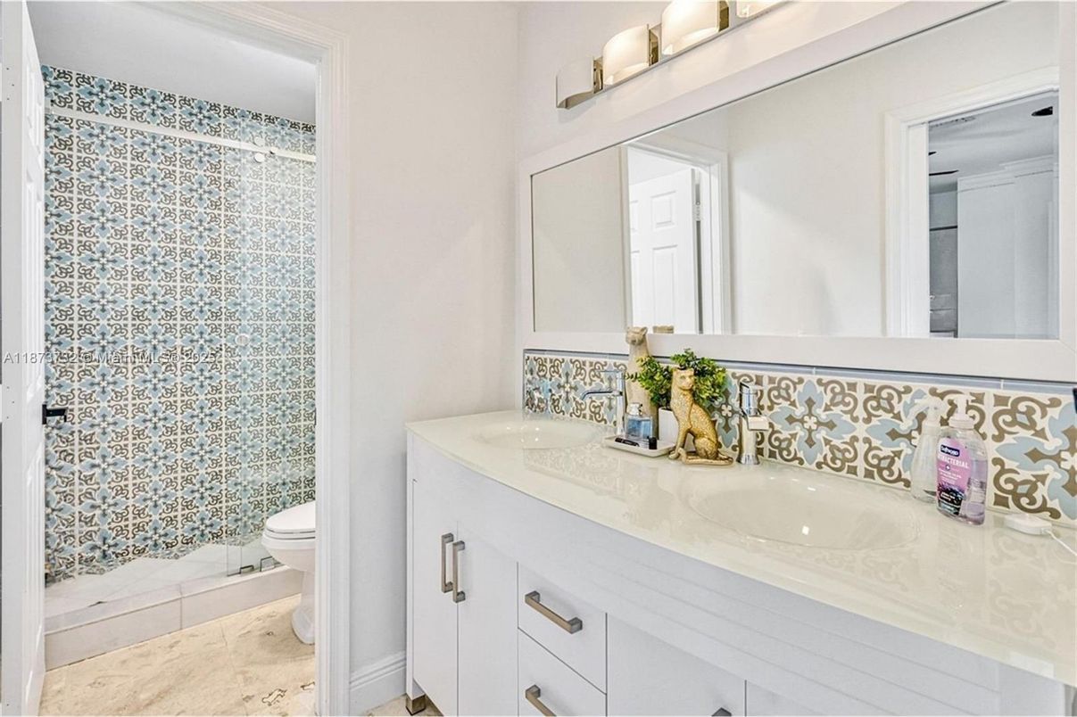 Bathroom, Dual Sink Vanities, Interior