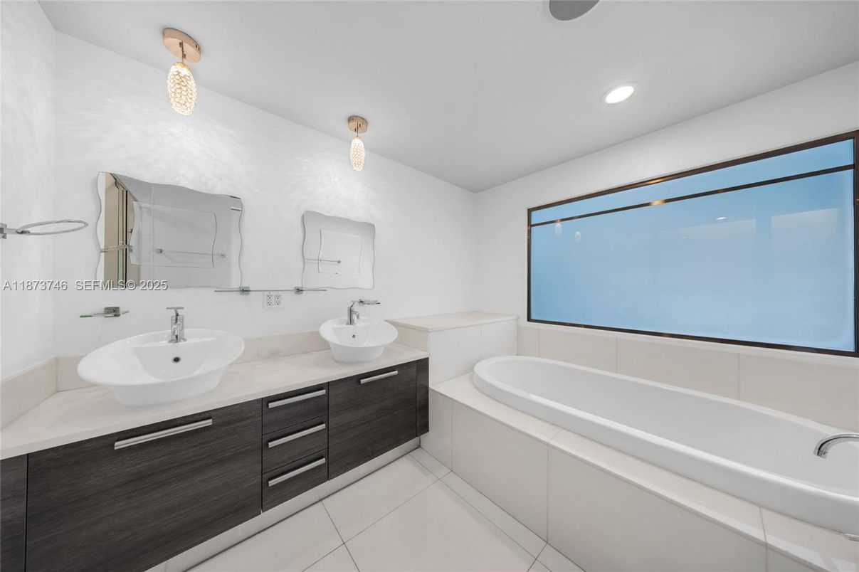 Bathroom, Dual Sink Vanities, Interior, Recessed Lighting