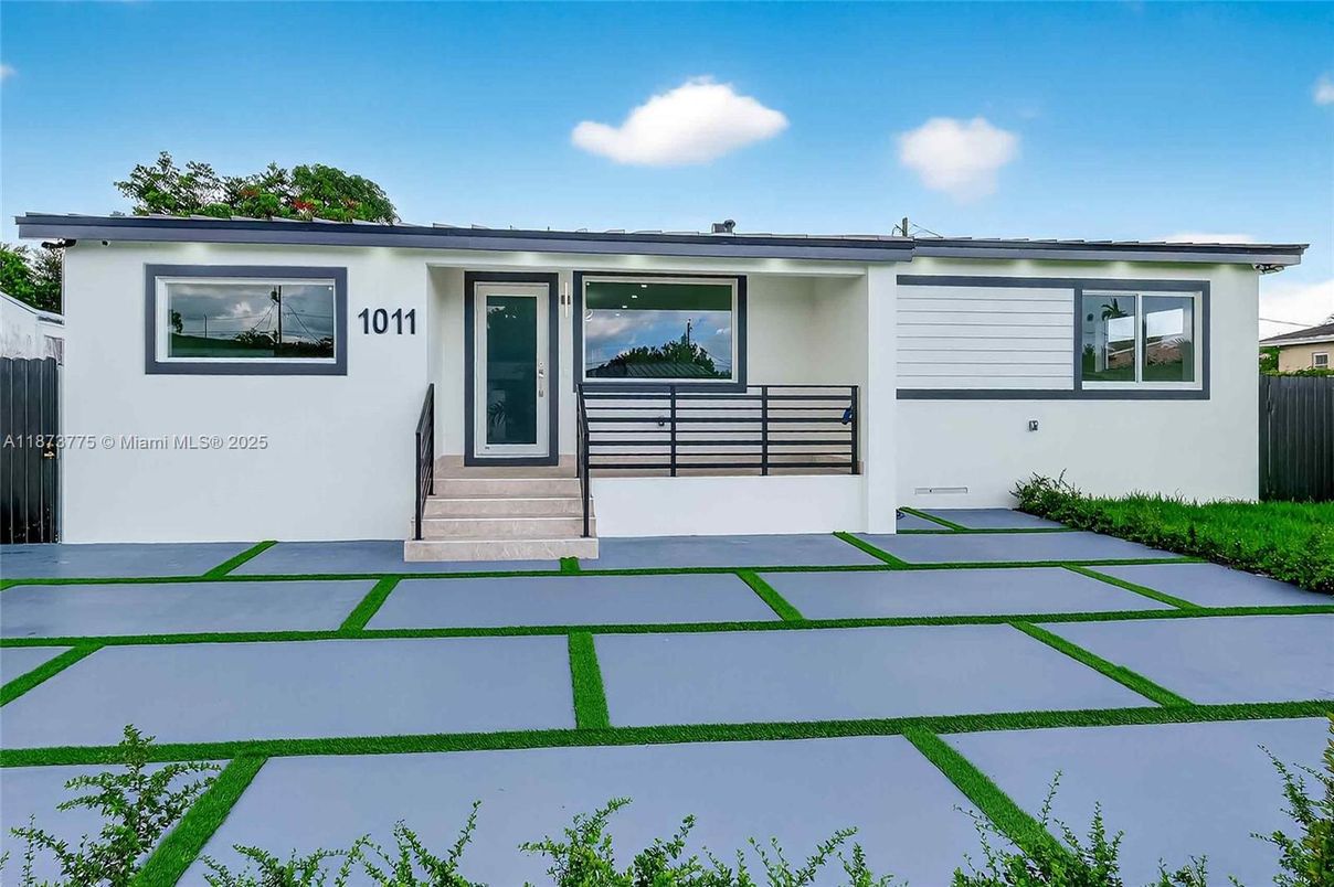 Exterior, Facade, Ranch