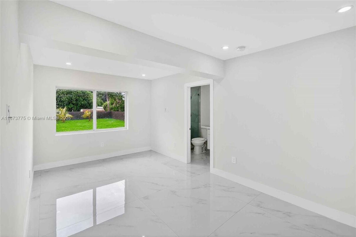 Bathroom, Empty room, Interior, Marble, Recessed Lighting