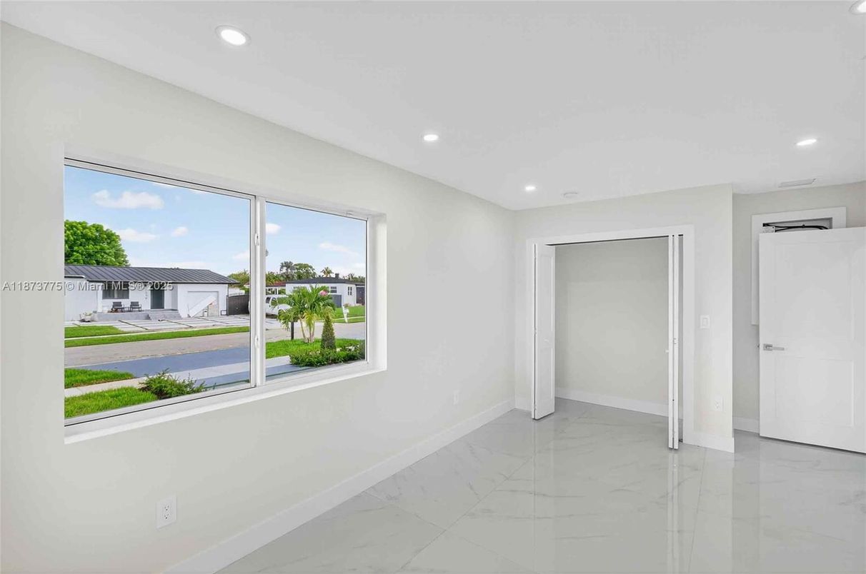 Empty room, Interior, Marble, Recessed Lighting
