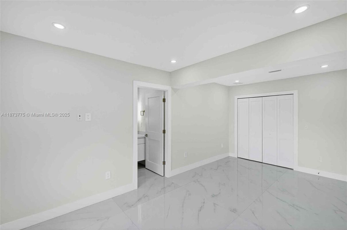 Empty room, Interior, Marble, Recessed Lighting