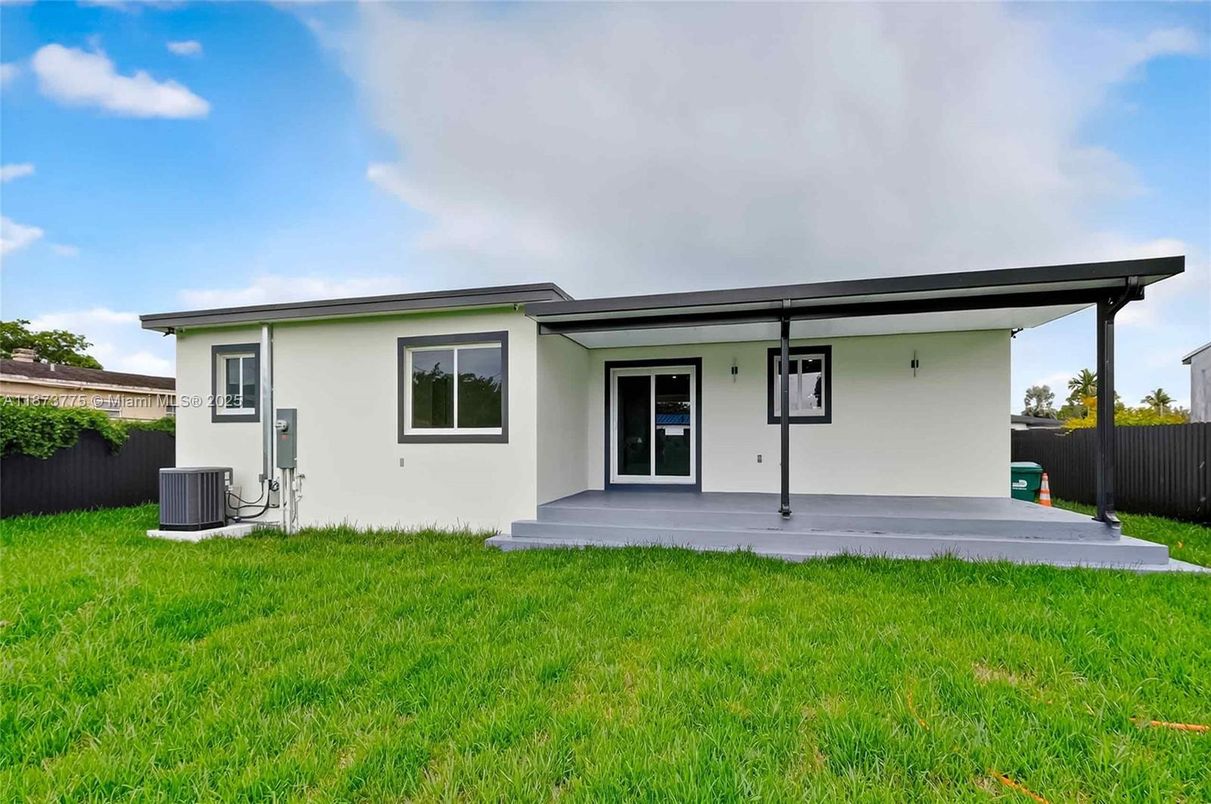 Backyard, Exterior, Facade, Ranch