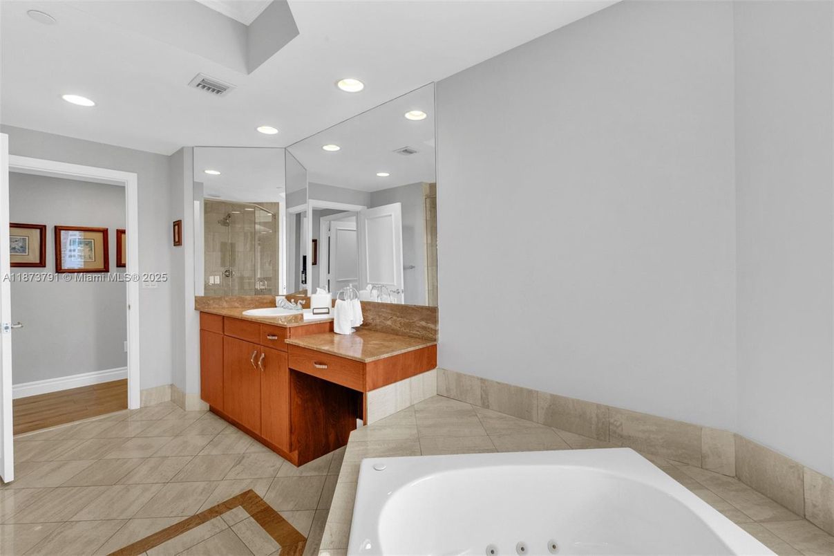 Bathroom, Dual Sink Vanities, Interior, Recessed Lighting