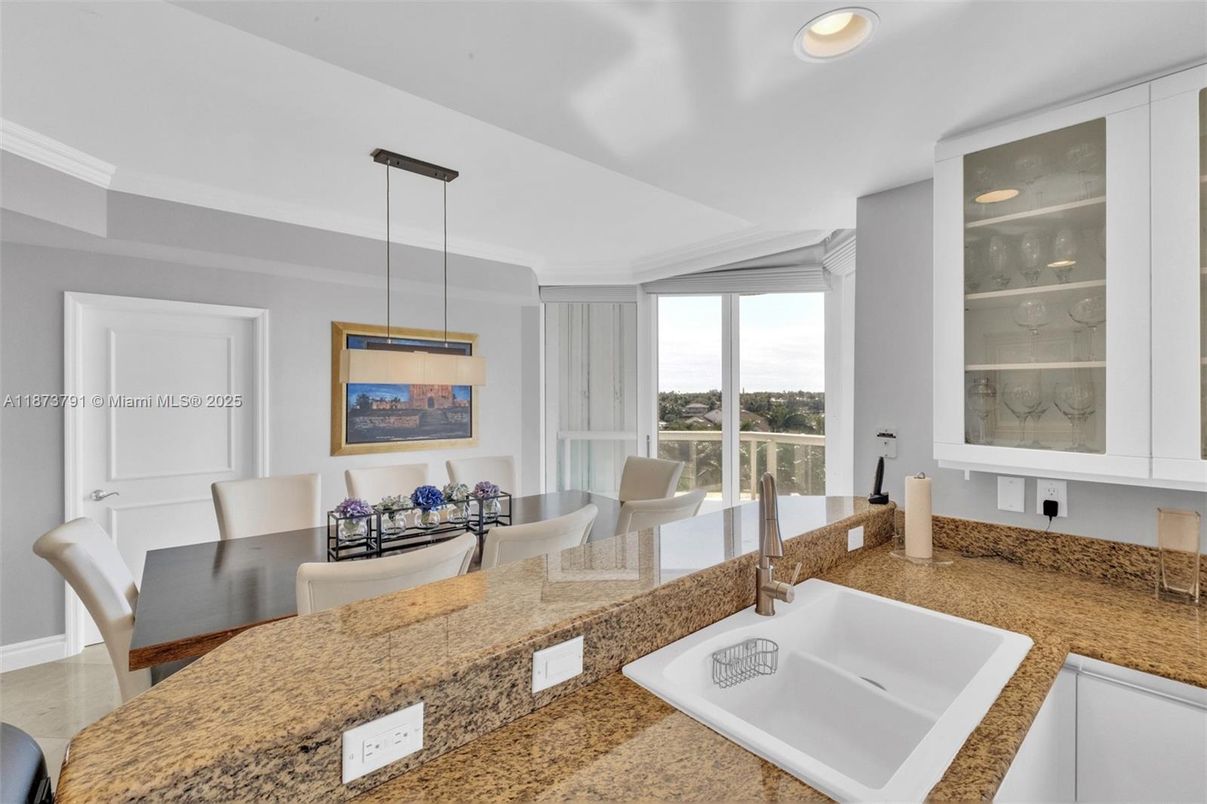 Dining room, Interior, Pendant Lights, Recessed Lighting