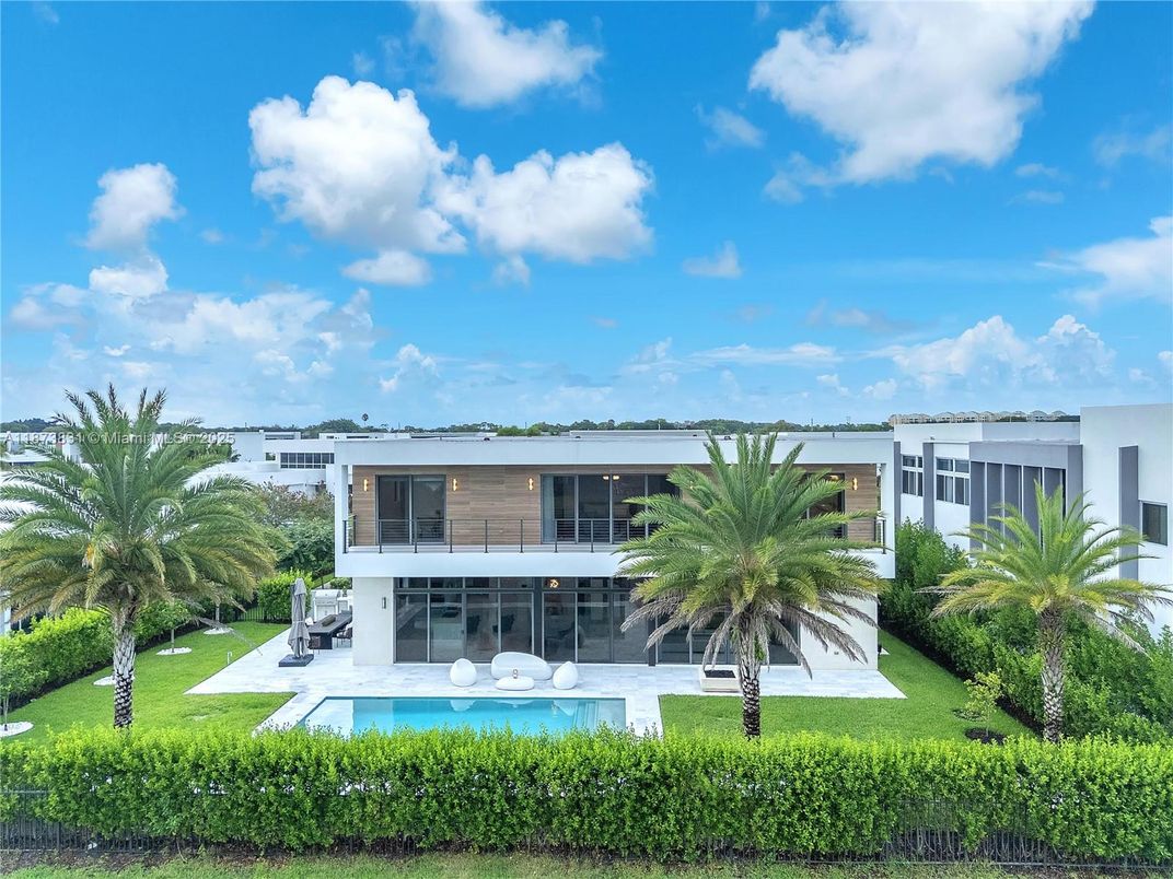 Exterior, Facade, Pool, Modern