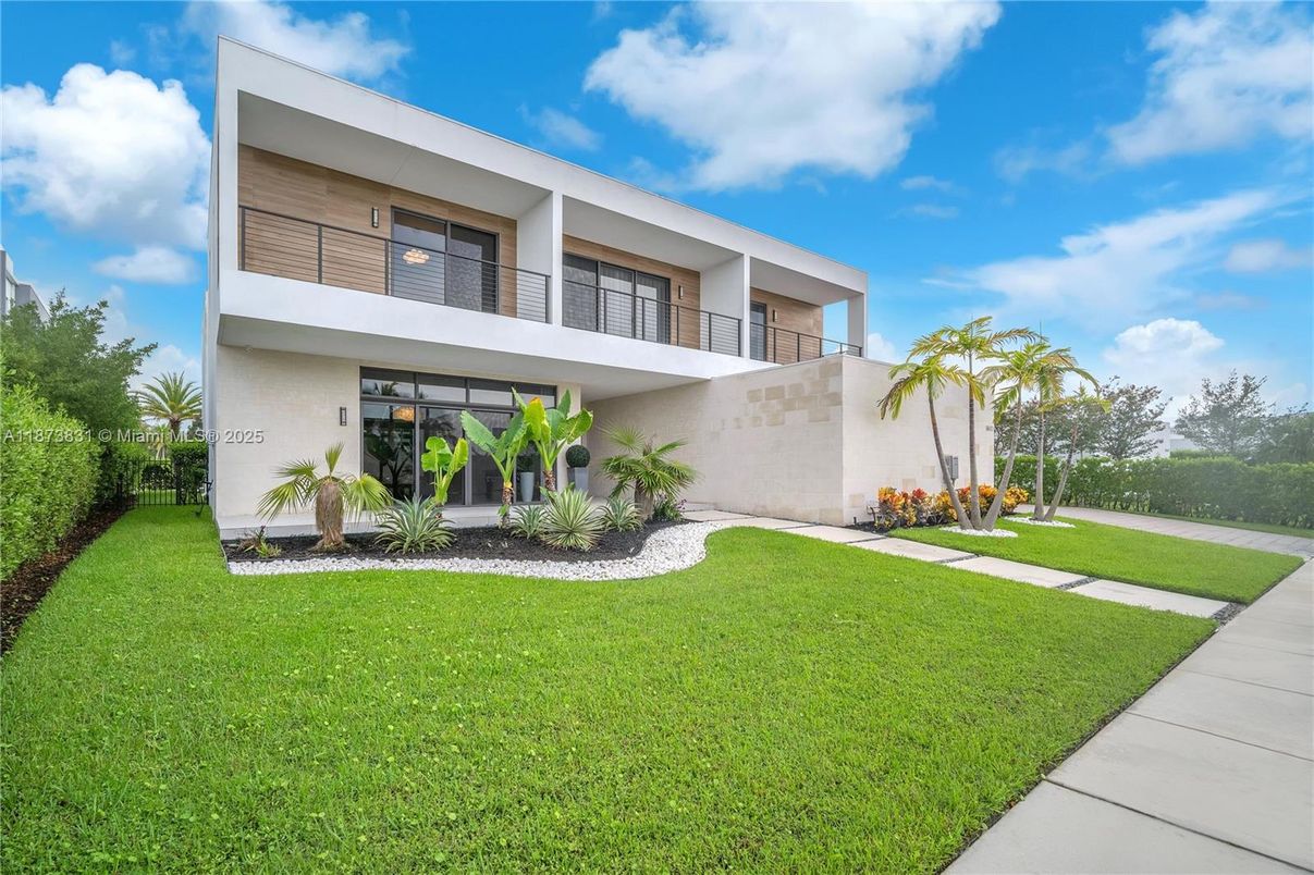 Backyard, Exterior, Facade, Modern