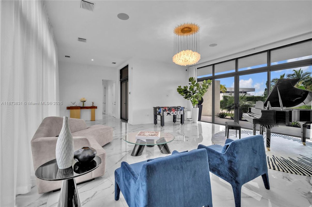 Interior, Living room, Marble, Pendant Lights, Piano, Recessed Lighting
