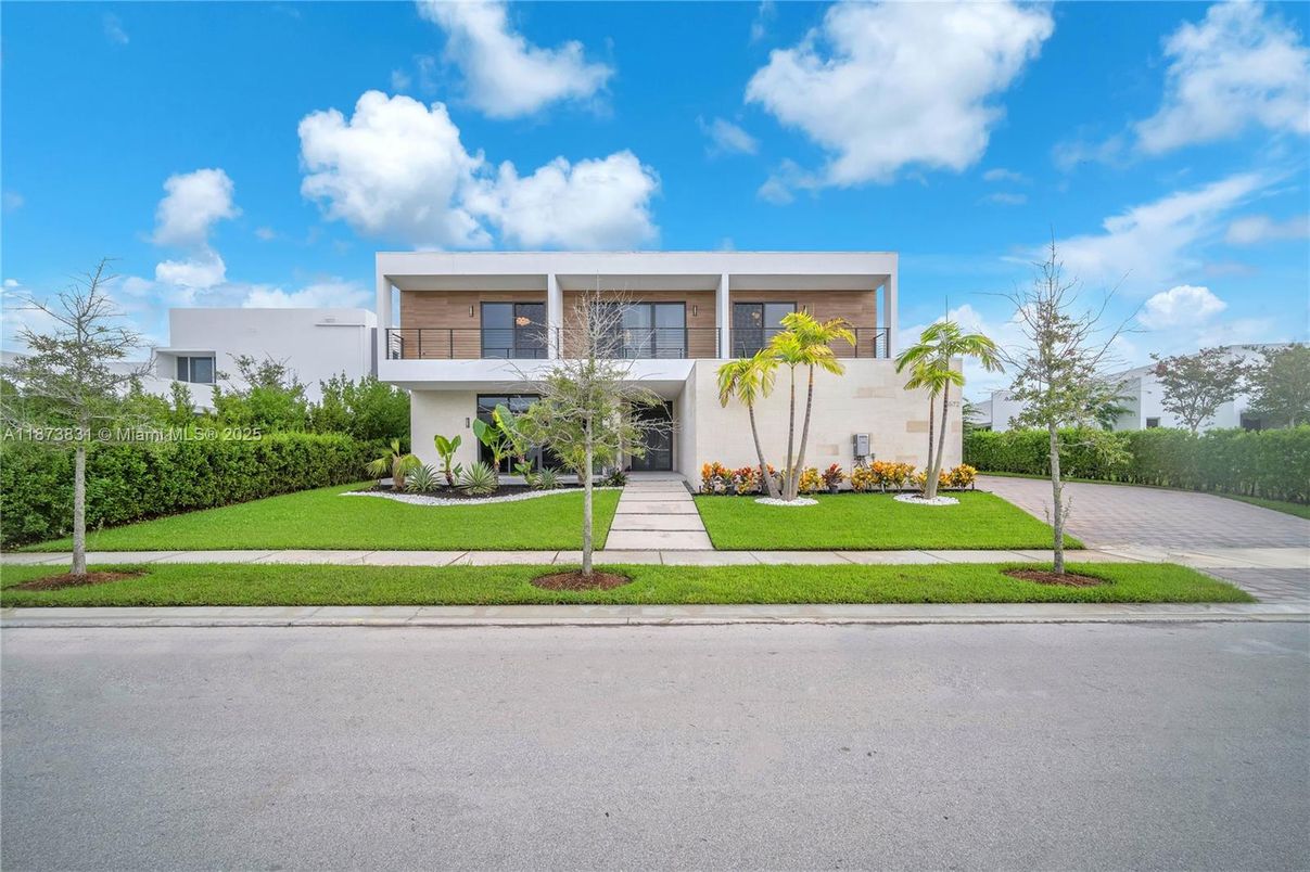 Exterior, Facade, Modern