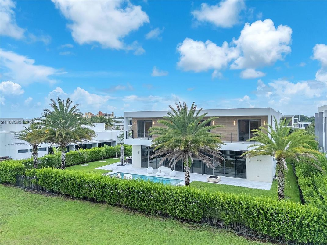 Backyard, Exterior, Facade, Pool, Modern