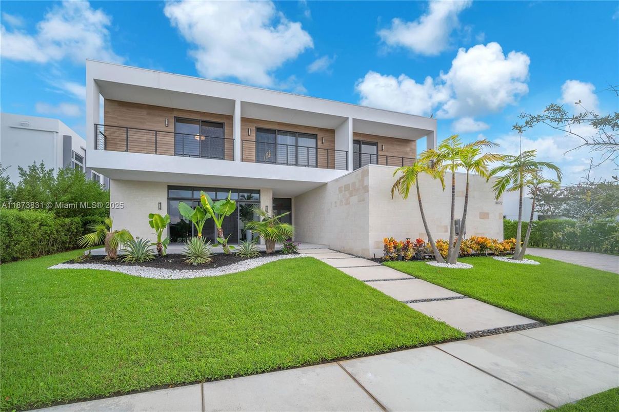 Backyard, Exterior, Facade, Modern