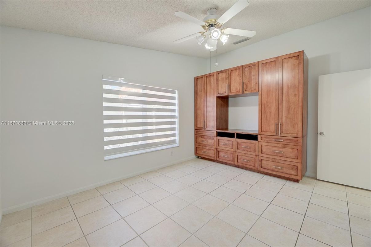 Empty room, Interior