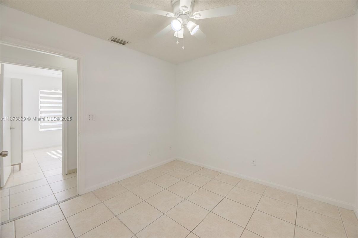 Empty room, Interior