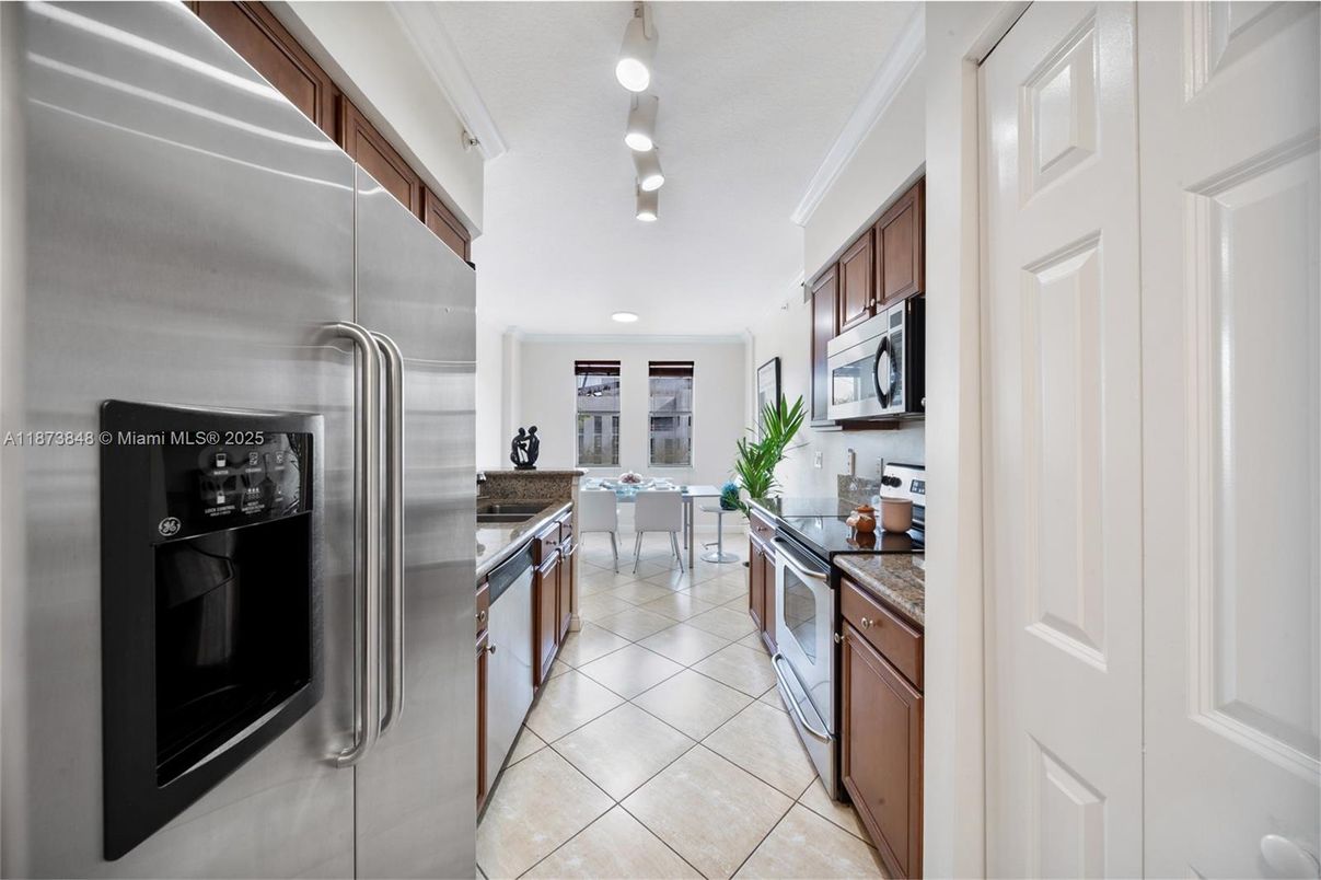 Dining room, Interior, Kitchen, Recessed Lighting, Stainless Steel Appliances