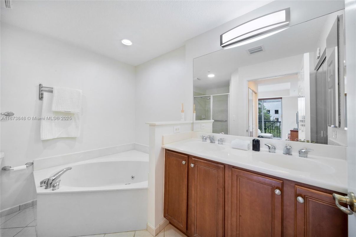 Bathroom, Dual Sink Vanities, Interior, Recessed Lighting