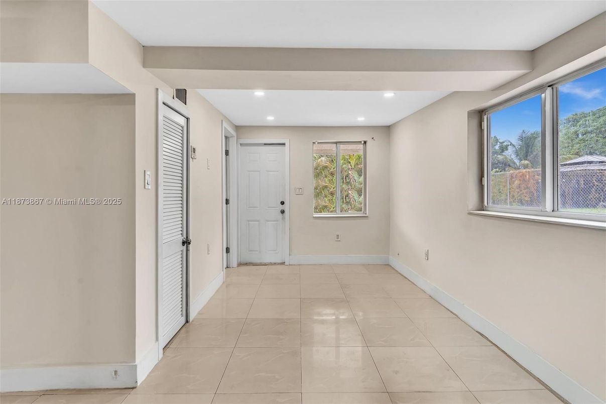 Empty room, Interior, Recessed Lighting