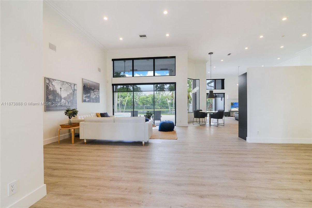 Dining room, Interior, Living room, Pendant Lights, Recessed Lighting, Wood Texture Flooring