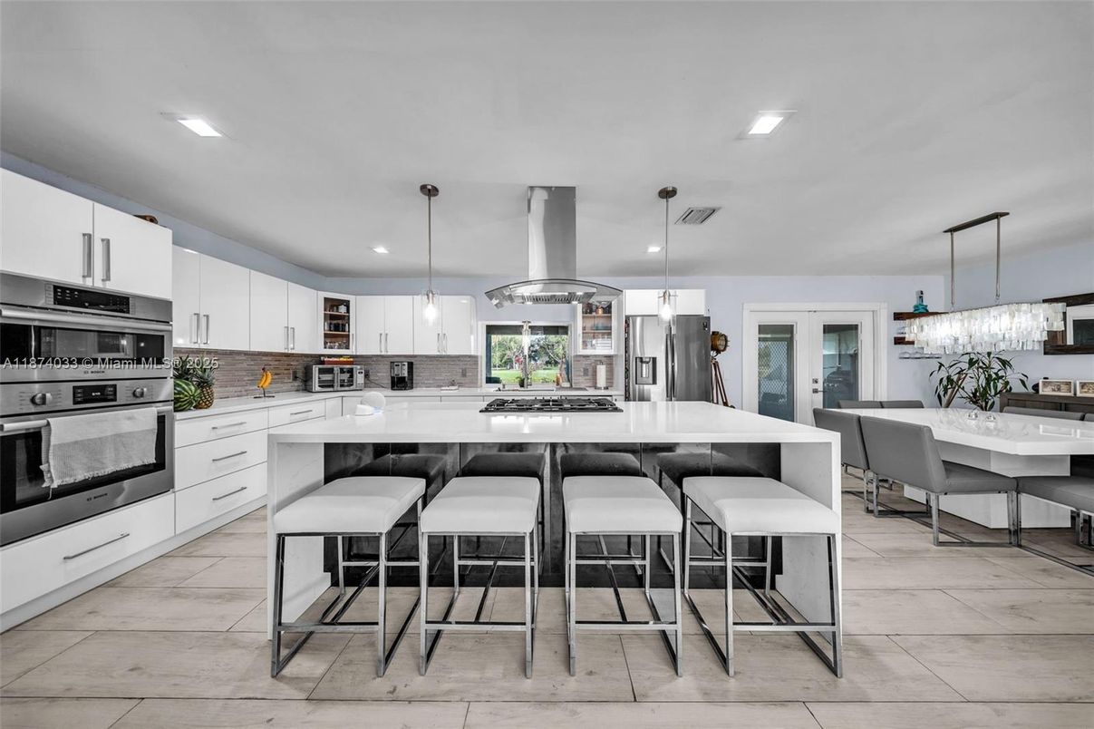 Dining room, Interior, Kitchen, Pendant Lights, Recessed Lighting, Stainless Steel Appliances