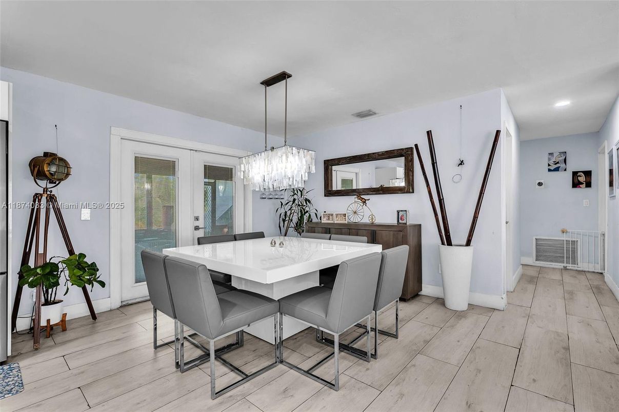 Chandelier, Dining room, Interior, Recessed Lighting, Wood Texture Flooring