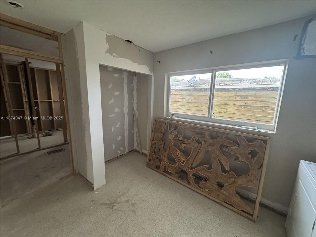 Empty room, Interior