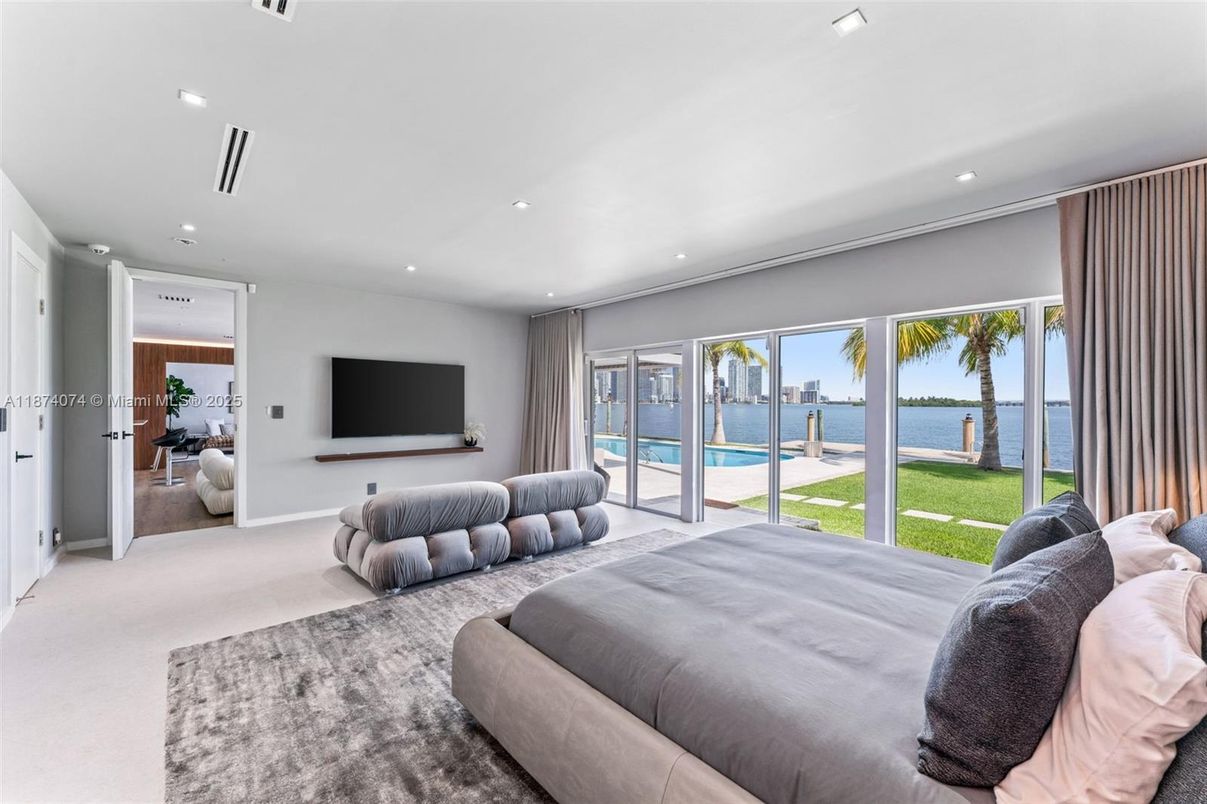 Bedroom, Interior, Recessed Lighting, Water