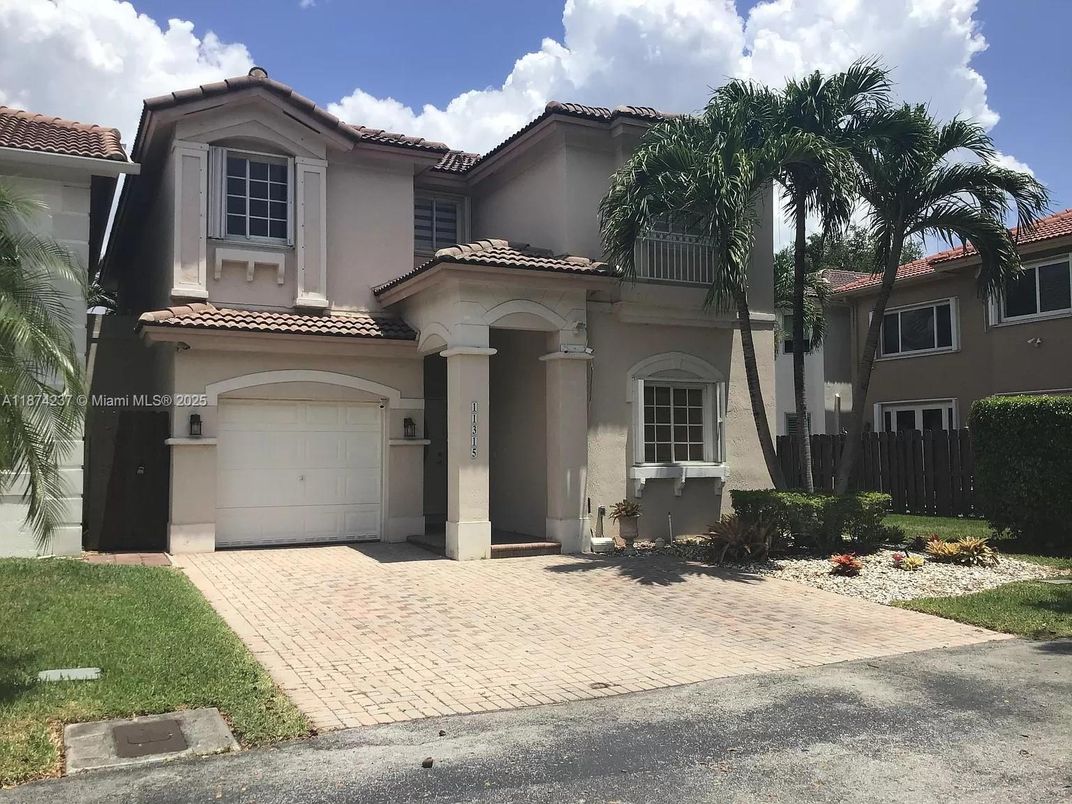 Attached, Exterior, Facade, Mediterranean