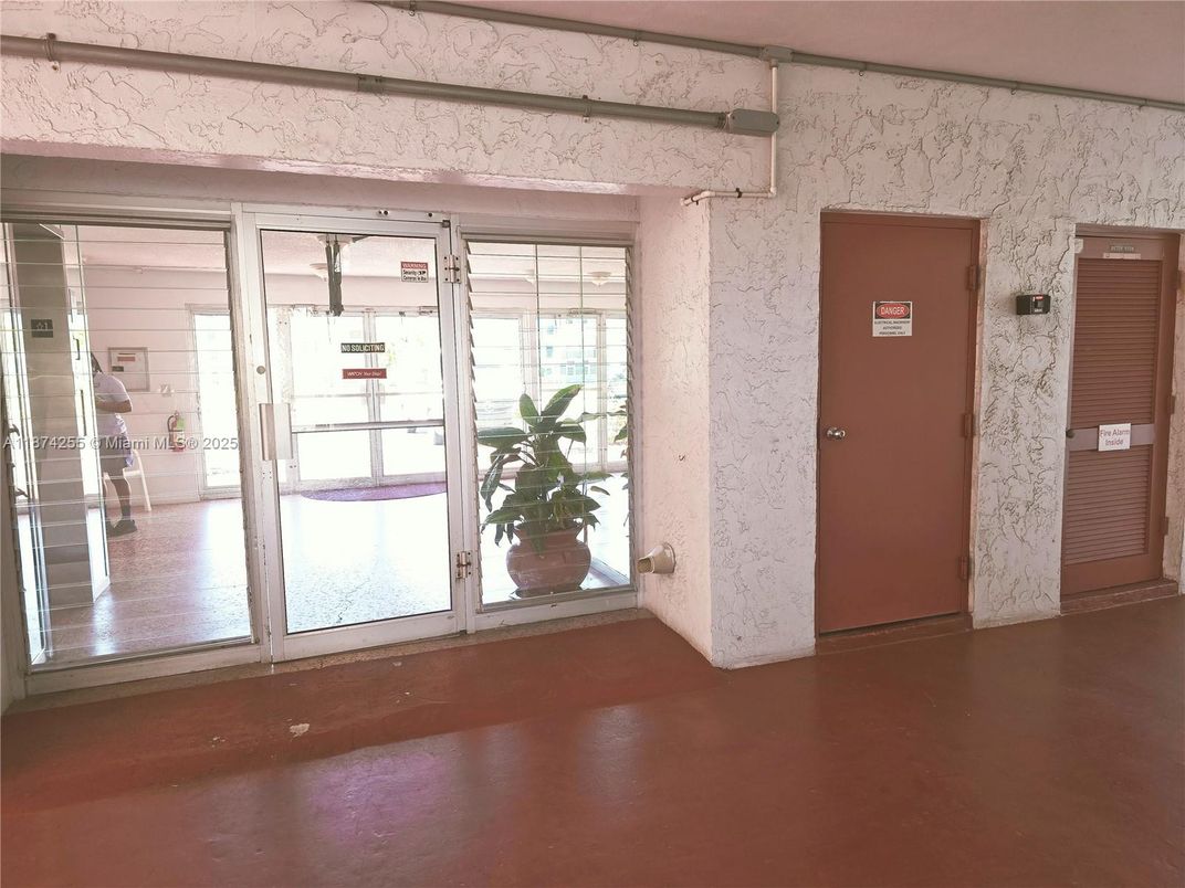Elevator, Empty room, Interior