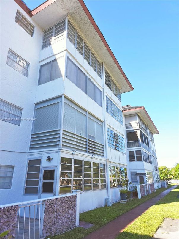 Exterior, Facade, Rowhouse