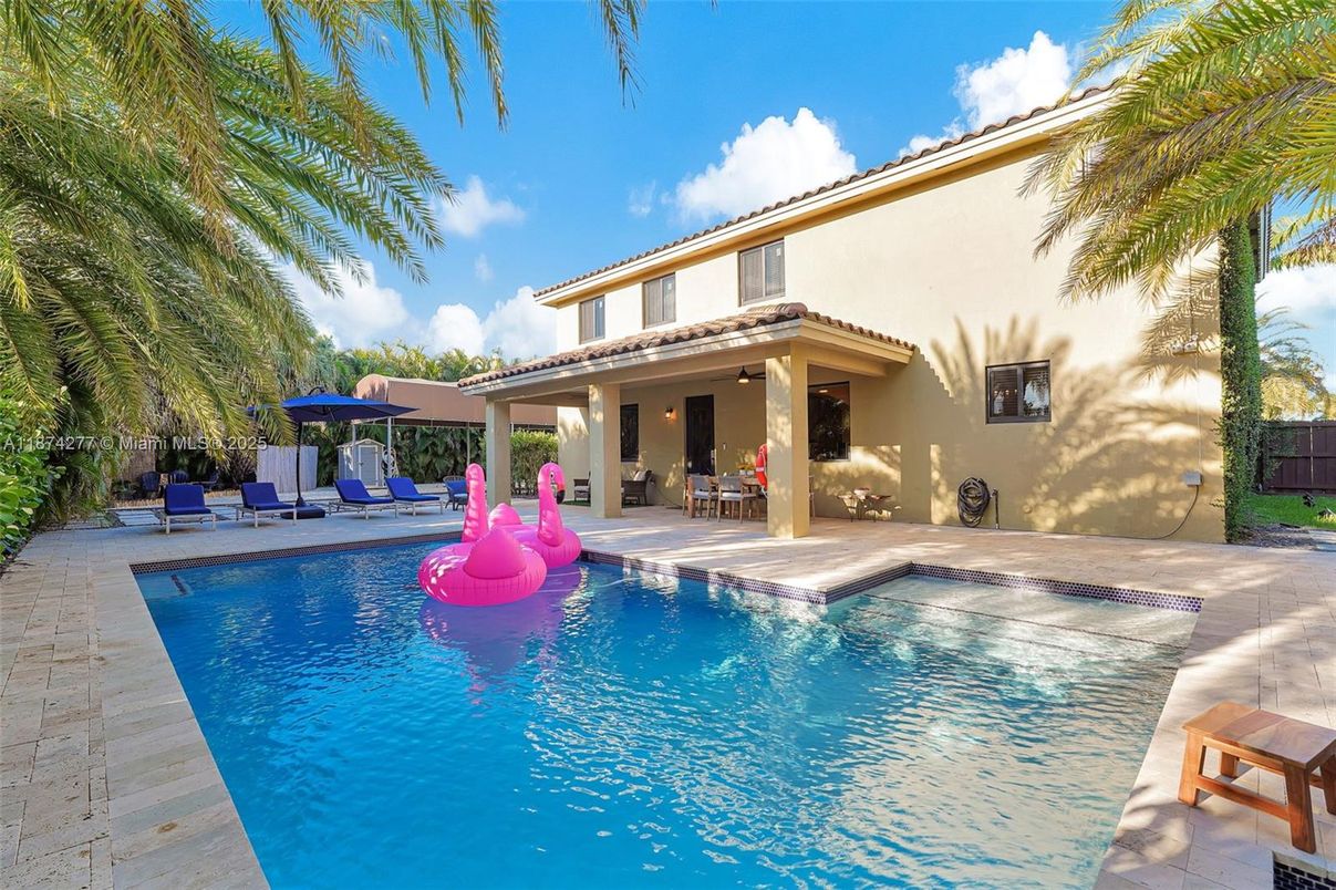 Exterior, Pool