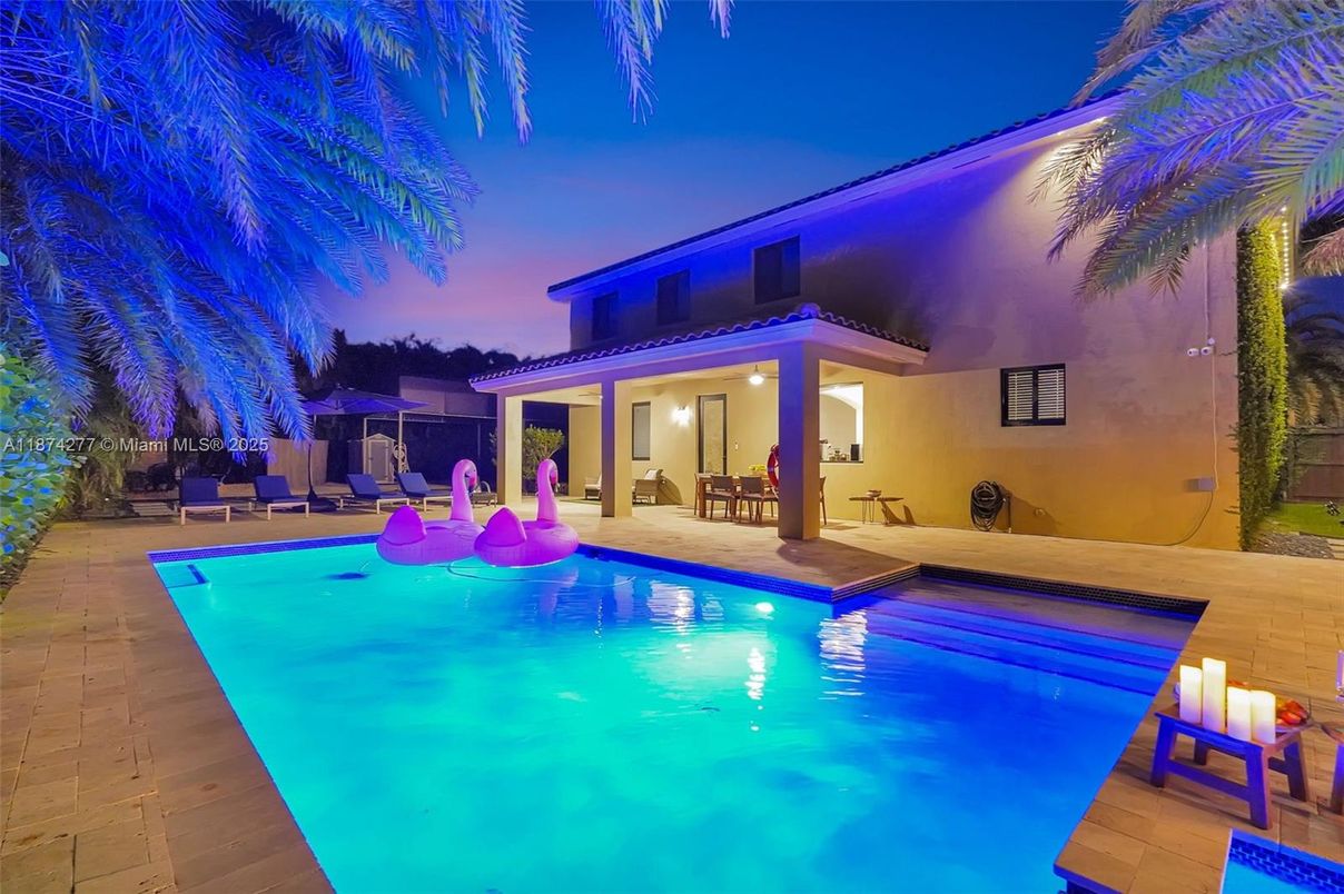Exterior, Pool