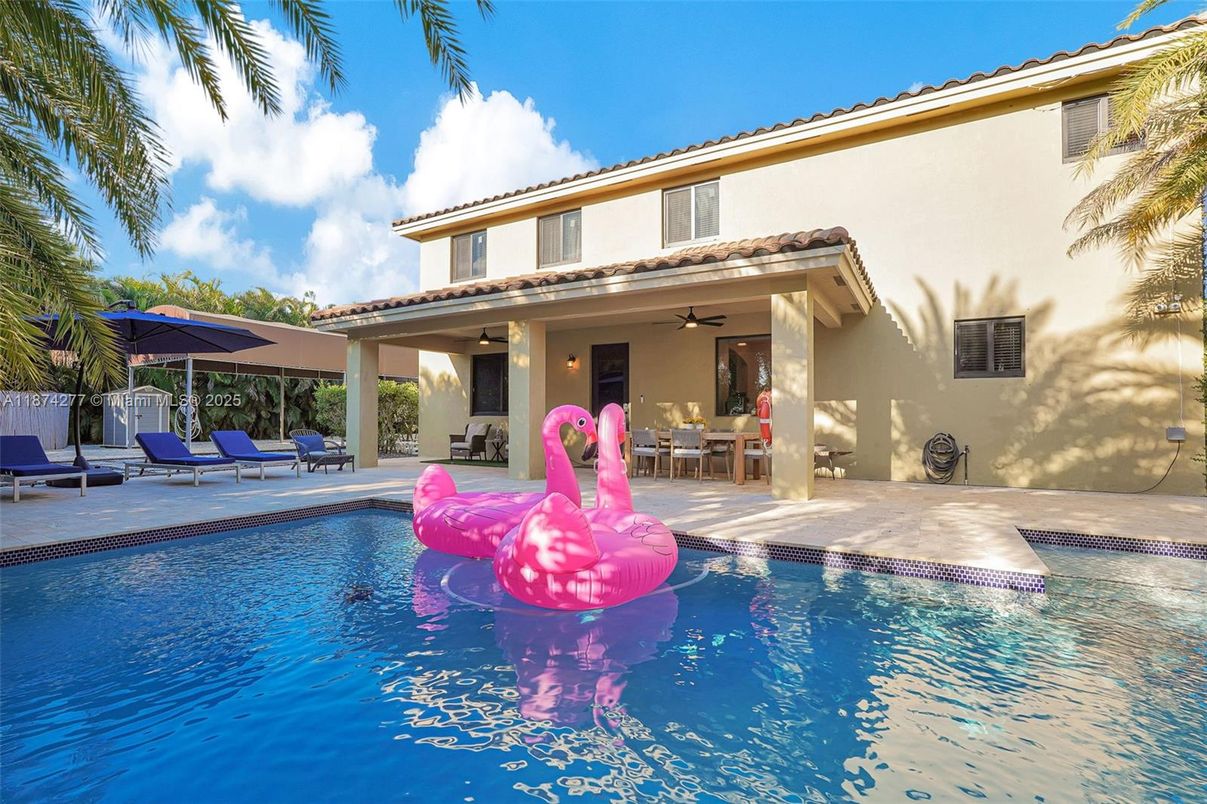 Exterior, Pool