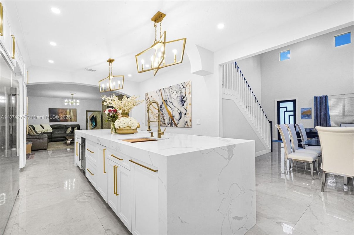 Chandelier, Dining room, Interior, Kitchen, Marble, Pendant Lights, Recessed Lighting