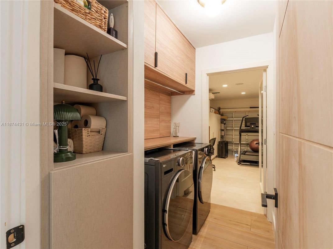 Interior, Recessed Lighting, Washer, Wood Texture Flooring